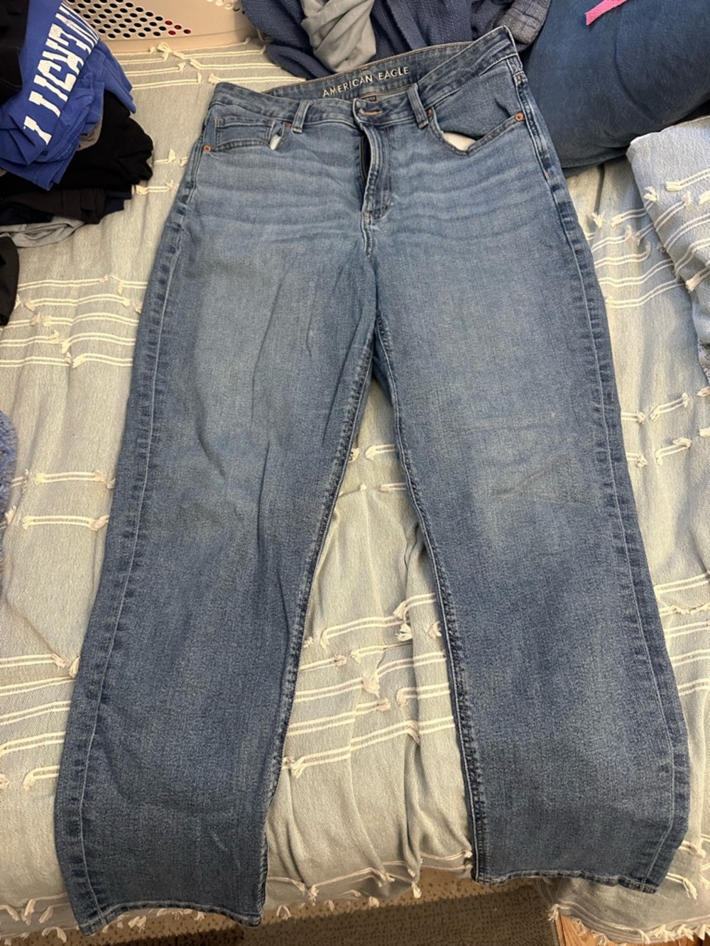 American Eagle Outfitters Straight Leg Jeans in Light-Mid Blue Wash